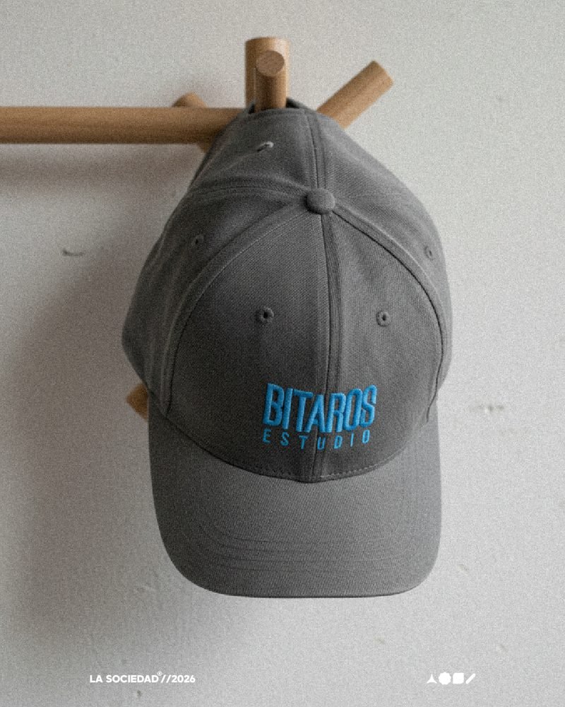 Gorra bordada con la marca Bitaros Estudio